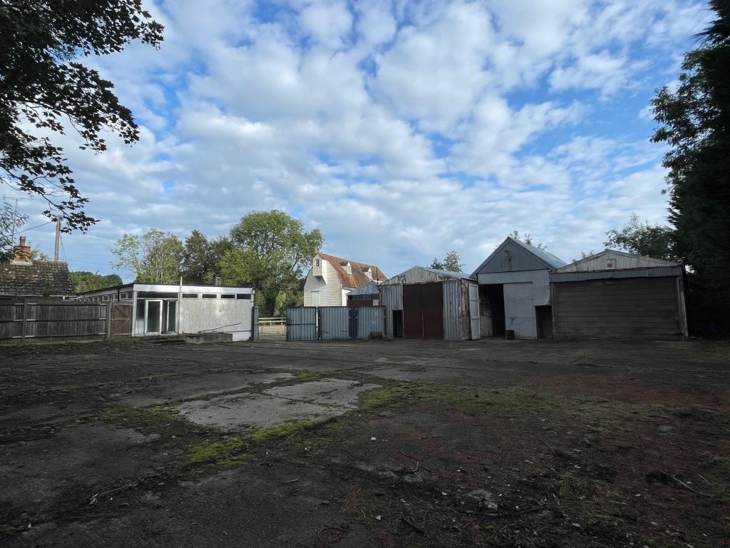 Lot: 130 - COMMERCIAL PROPERTY AND YARD WITH PLANNING - view from the back of the yard look back towards the road